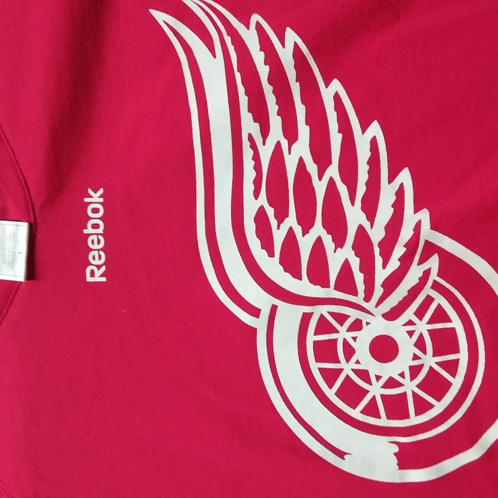 Detroit Red Wings red NHL hockey fan long sleeve shirt top. Size large